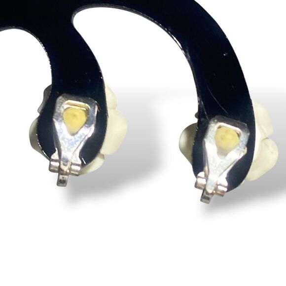 Vintage White Rose Clip On Earrings Carved Floral Angel Skin Coral Style Jewelry - Picture 9 of 10